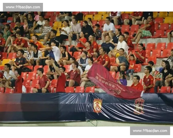 浙江队影院观赛收官:鲍盛鑫与球迷的 “家人时刻” 浙江队影院观赛收官:鲍盛鑫与球迷的 “家人时刻”